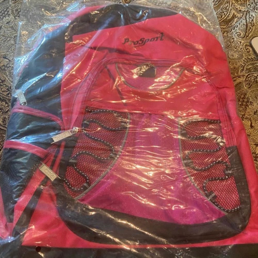 New in package back pack perfect for back to school $40 on Amazon just 20 bucks